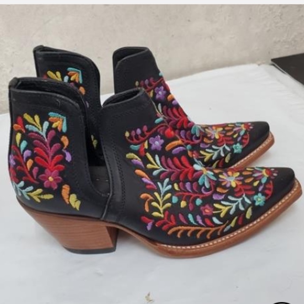 NWOT Ariat “Dixon”Black Ankle Boots w/Multicolor Floral Embroidery  Size 7 - Picture 4 of 7
